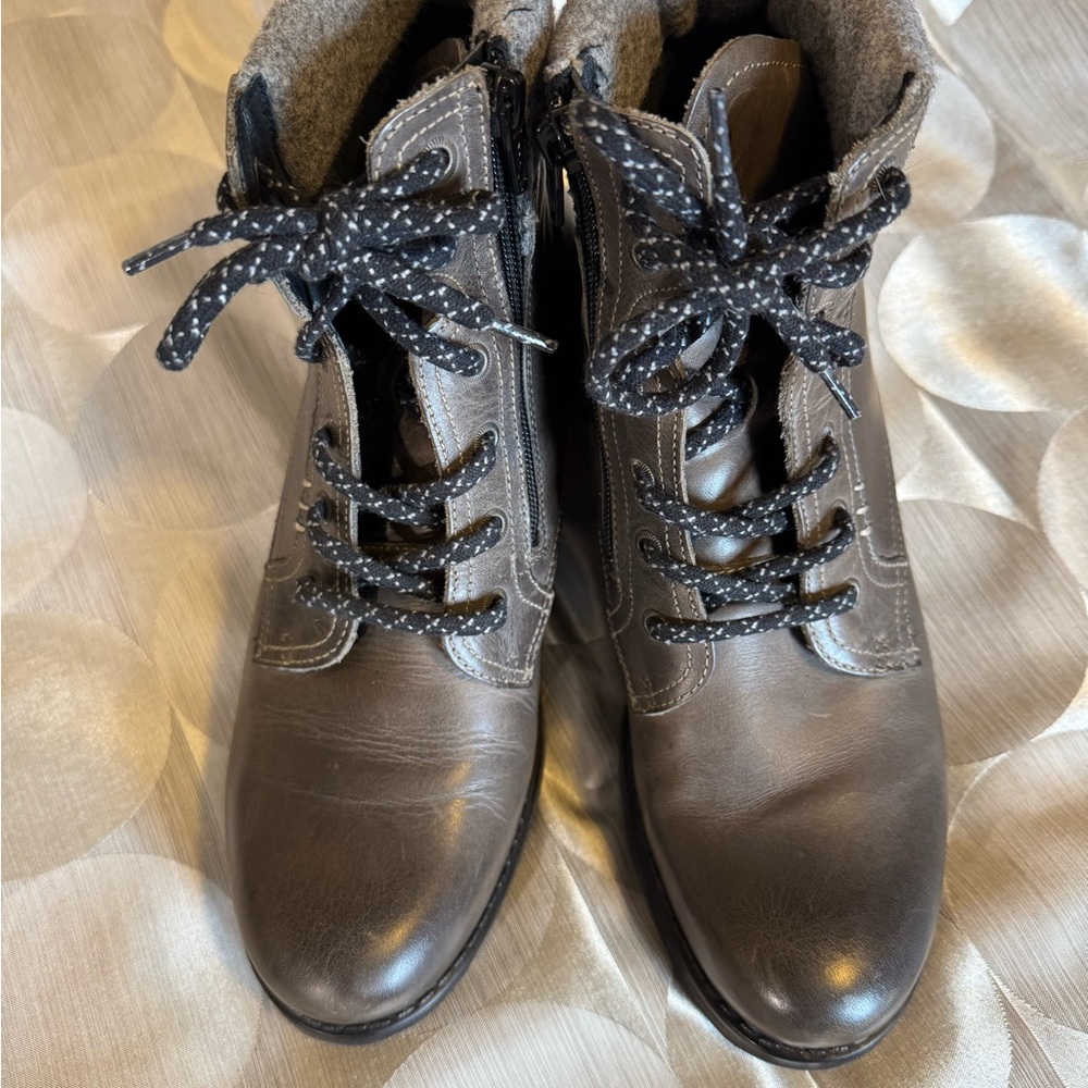 Taos Footwear Brown Leather Lace-Up Boots with Black Speckled Laces